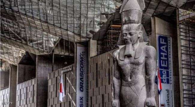 مصر تزيح الستار عن تمثال ضخم للملك رمسيس الثاني بعد ترميمه في الأقصر