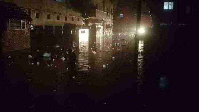 شوارع عدن تغرق بمياه الامطار