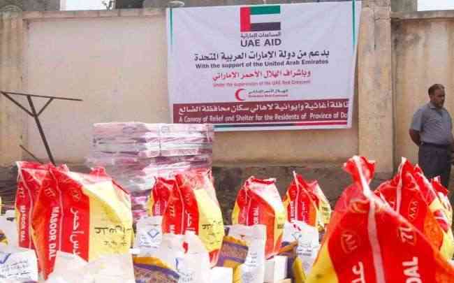 وصول قافلة مساعدات إنسانية لنازحي قعطبة بمحافظة الضالع مقدمة من الإمارات