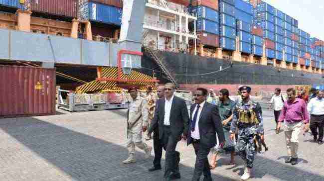 وزير النقل يتفقد سير عمل محطة الحاويات في ميناء عدن