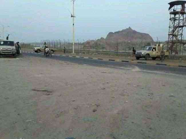 قوات الأمن والحزام الأمني يقطعون طريق البريقا - كالتكس بعدن .. لهذا السبب!