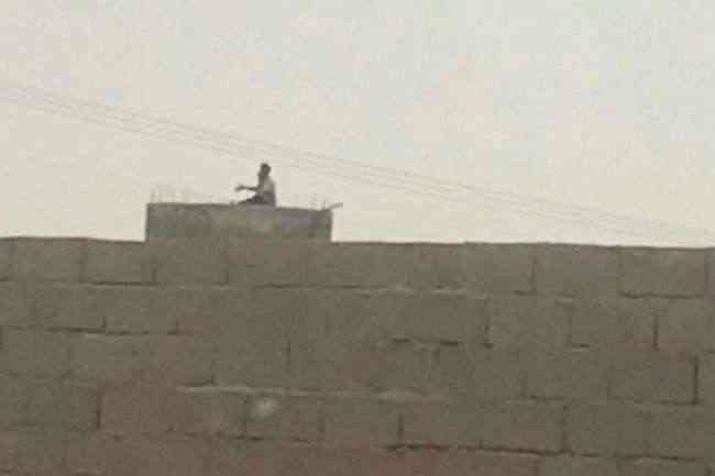 السلطات الأمنية السعودية تحاول إقناع عشريني في حائل بعدم الانتحار .. صورة
