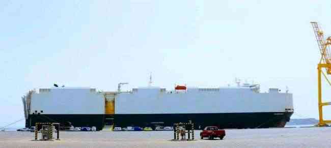ميناء عدن: الباخرة العملاقة باساما تفرغ حمولتها في رصيف المعلا التجاري