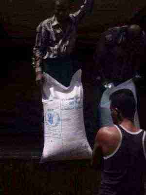 شاهد بالصور: الحوثيون يبيعون المساعدات الغذائية في أسواق إب