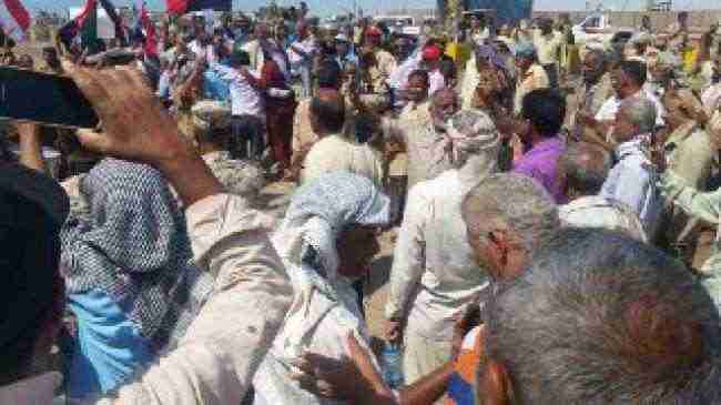 تظاهرة عسكرية حاشدة أمام مقر التحالف في عدن