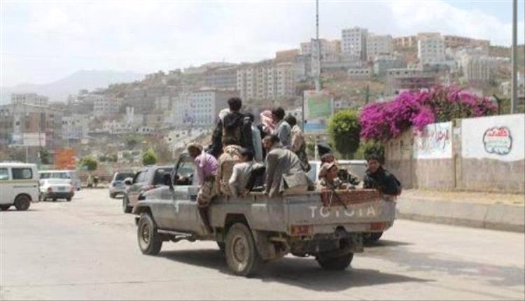 انتشار شباب مسلحين في مداخل احياء مدينة إب ويشتبكون مع الحوثيين بالأسلحة والقنابل