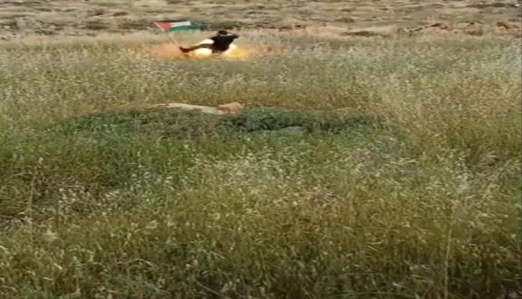 جندي إسرائيلي حاول ركل علم فلسطين فحصل مالم يكن يتوقعه.. فيديو