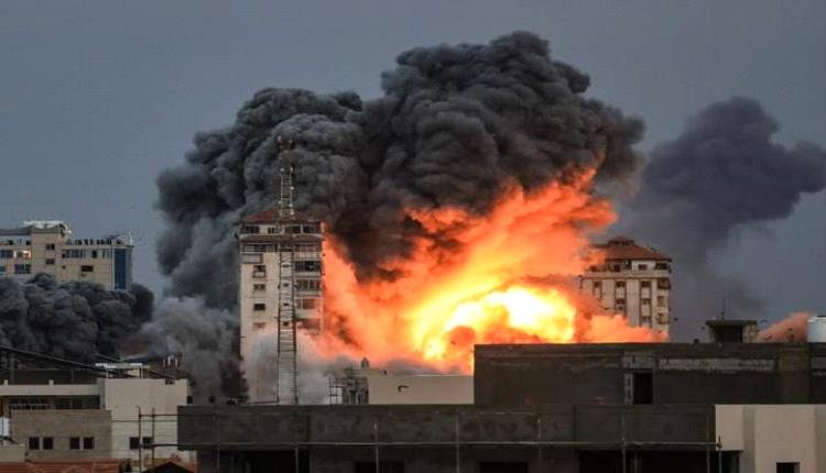 طيران الإحتلال يشن غارات عنيفة شمال مخيم النصيرات بغزة