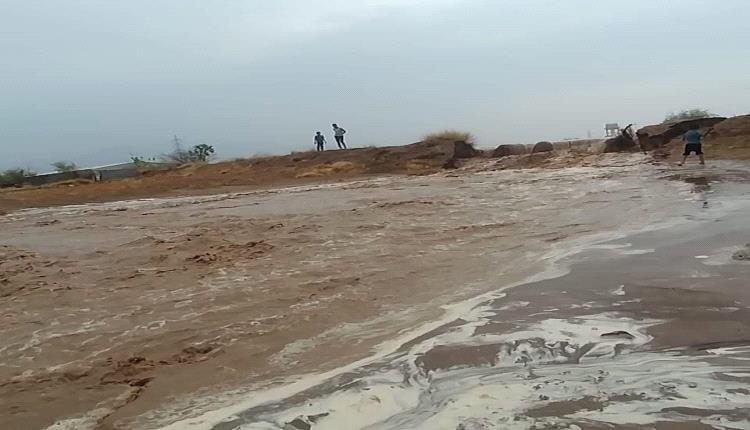 مصير مجهول لرأس كبير في العمالقة بعد وقوعه في سيول الأمطار مع مرافقيه