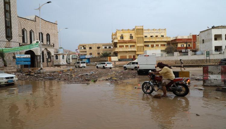 بن ماضي يتفقّد أضرار الأمطار الغزيرة التي ضربت المكلا
