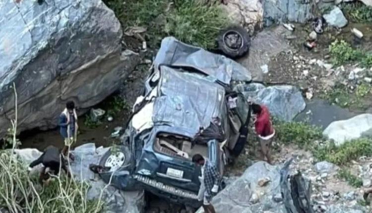 في حادث مروري مرعب من أعلى جبل.. وفاة وإصابة 15 من أسرة يمنية
