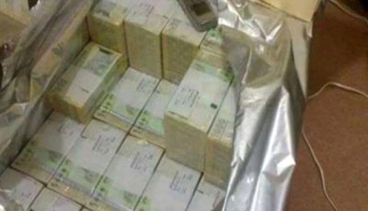 محلل اقتصادي يكشف 20 عاملا خلف انهيار الريال اليمني بشكل متسارع.. صدمة