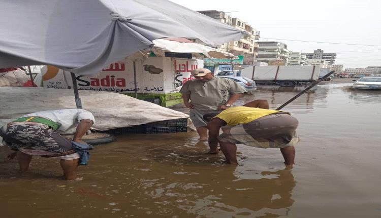 فرق الصرف الصحي في عدن تُكثّف جهودها لشفط المياه وفتح الانسدادات في مديرية المنصورة