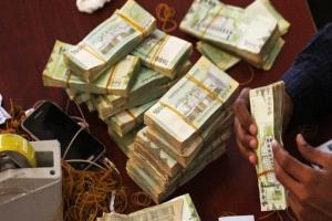 سقوط مدوي للريال اليمني أمام الدولار والسعودي