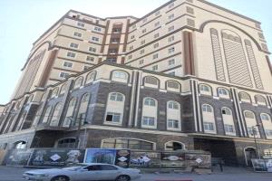 أبرز قيادات الجماعة يشيد فندق ضخم على الطراز المعماري اليمني بهذه الدولة من رواتب اليمنيين