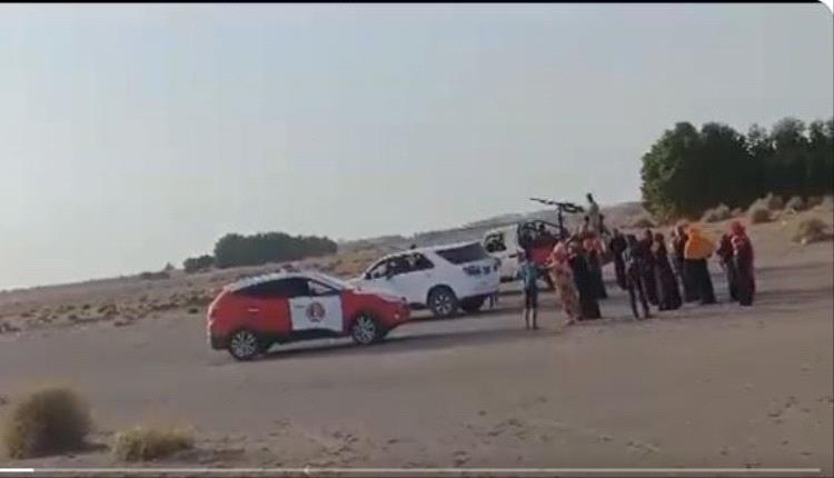 بالفيديو.. قوة حوثية تقتحم قرية بالحديدة وتعتدي على النساء 
