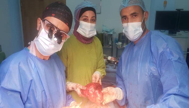 جراح مصري يجري عملية نادرة في مستشفى البدر الدولي بمحافظة اب