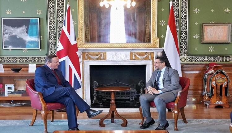بن مبارك يناقش مع وزير الخارجية البريطاني الحرب الاقتصادية الحوثية
