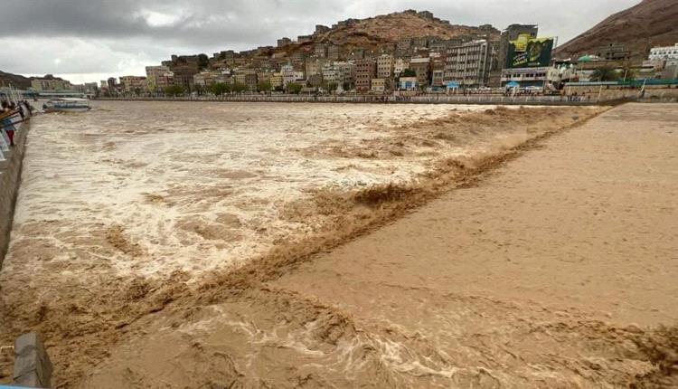 نجاة ركاب نقل جماعي من موت محقق عقب جرف حافلتهم في حضرموت (صورة)