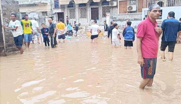 جهود حكومية ومحلية لإزالة آثار المنخفض الجوي في عدن