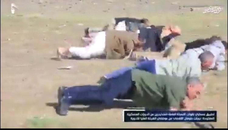 فيديو صادم يثير غضب اليمنيين.. قادة حوثيون يجبرون موظفين على الزحف على بطونهم