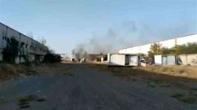 شاهد بالفيديو.. الحوثيون يحرقون مصنع في الحديدة