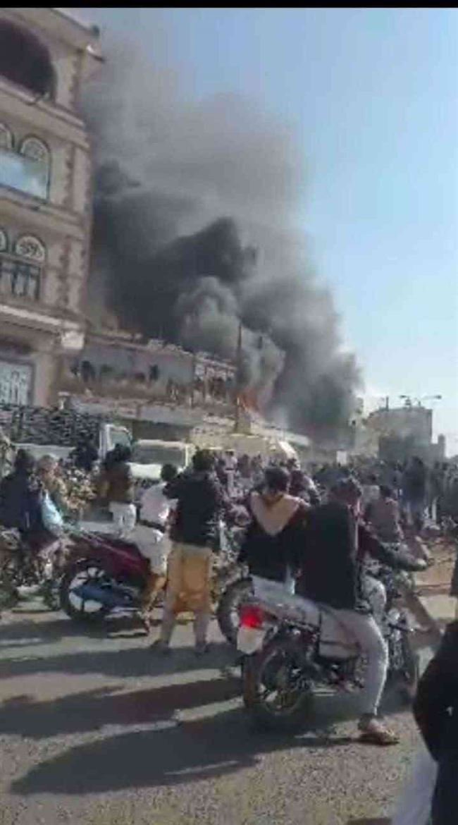بالفيديو .. حريق هائل يلتهم محلات تجارية وسط سوق حي نقم في صنعاء