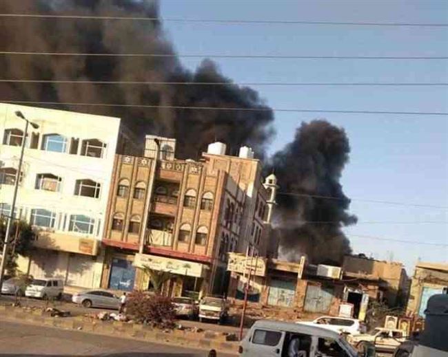 إندلاع حريق هائل في مخزن مجاور لسوق الزنقل بمدينة تعز .. صورة