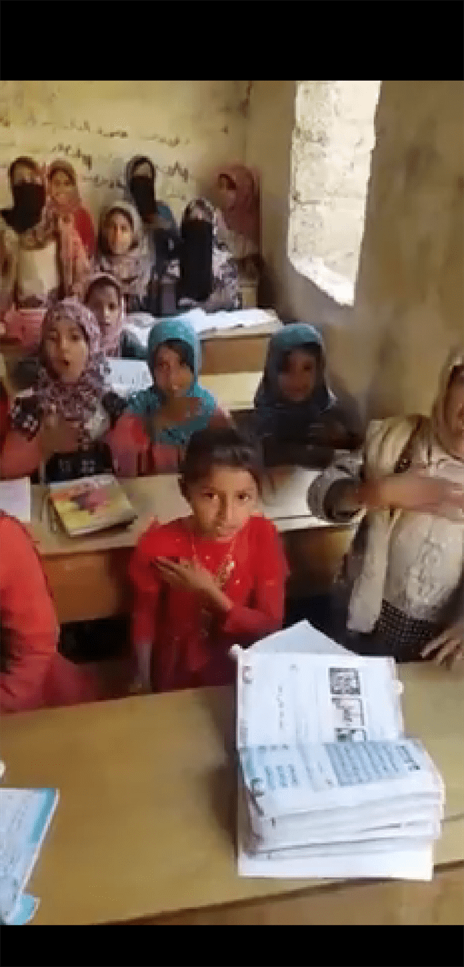 شاهد بالفيديو .. كيف يتعلم طلاب اليمن العقيدة الخمينية واللطم على صدورهم داخل الصفوف
