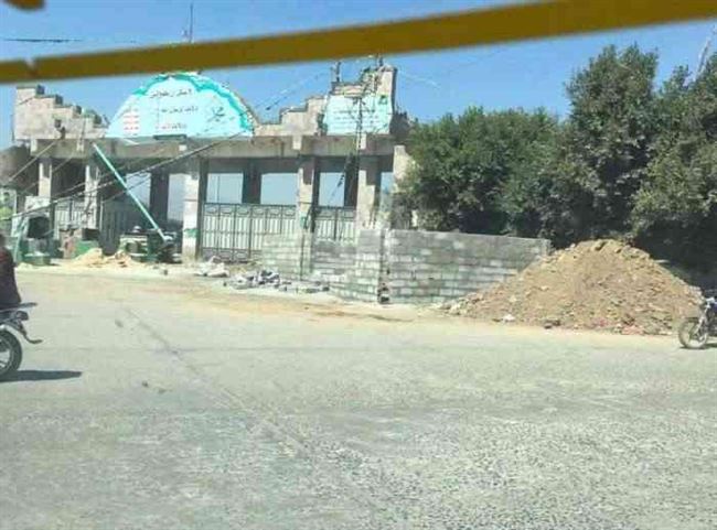 متنفذو الحوثي يعيدون بناء الاستحداثات المخالفة بملعب إب