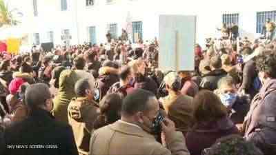 تونس.. المحتجون يصلون مبنى البرلمان