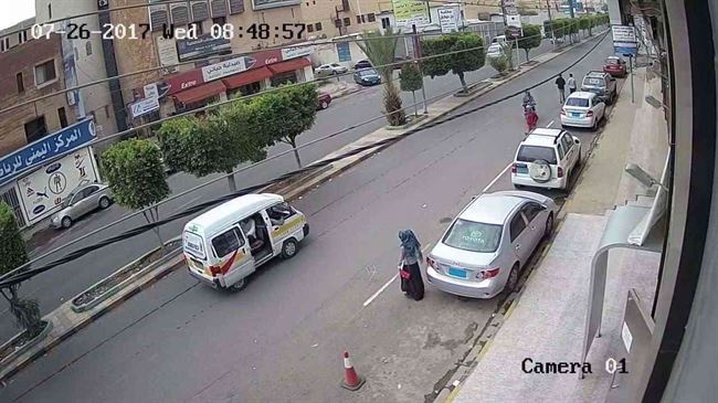 شاب يتهجم على امرأة ويأخذ جوالها بالقوة في أحد شوارع صنعاء