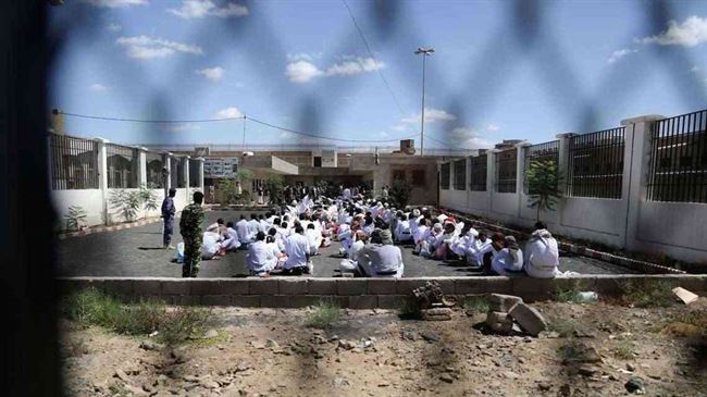 قصة مأساة.. وفاة أم مختطف أمام أحد سجون الحوثي في إب