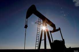 النفط يدخل عام 2022 بموجة صعودية مع تلاشي مخاوف الطلب