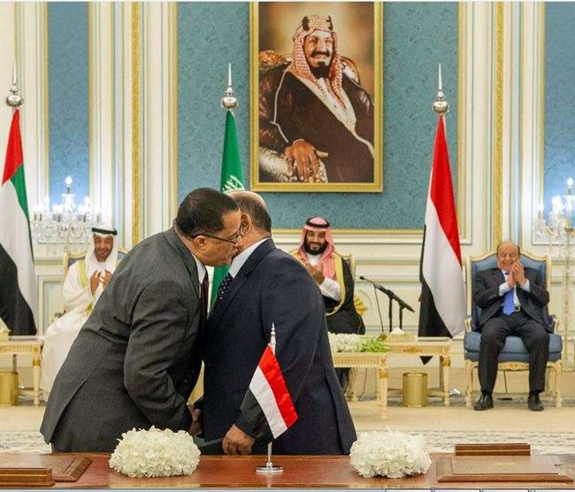 من داخل القصر الرئاسي في عدن .. سفير بريطانيا يدعو لاستكمال اتفاق الرياض