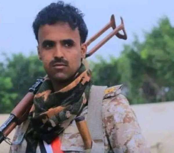 بهدف نهب سلاحه.. تصفية مسلح موالي للحوثيين بطريقة وحشية في إب