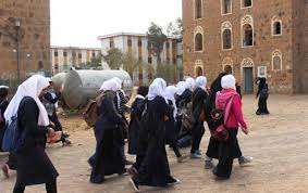 رفضن ترديد صرخة الحوثي في صنعاء.. مديرة مدرسة للبنات تطرد طالبات وتمنعهن من الدراسة