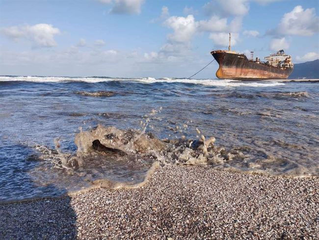 بالصور.. باخرة تابعة للعيسي تهدد أرخبيل سقطرى وتنذر بكارثة بيئية خطيرة