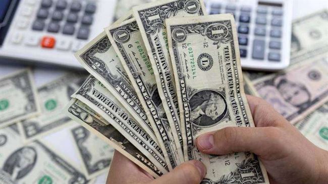 الدولار يتجه لتسجيل خسارة للشهر الرابع على التوالي