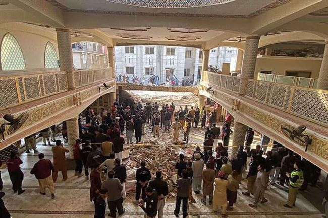ماتوا وهم يصلون.. مقتل وإصابة أكثر من 177 شخص جراء تفجير انتحاري بمسجد في باكستان