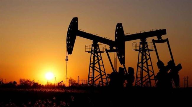 النفط يتراجع بسبب مخاوف الفائدة واستمرار الصادرات من روسيا