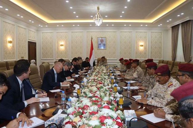 الحكومة تلجأ إلى الحل العسكري.. وزير الدفاع يؤكد استعادة الدولة بهزيمة الحوثي فقط