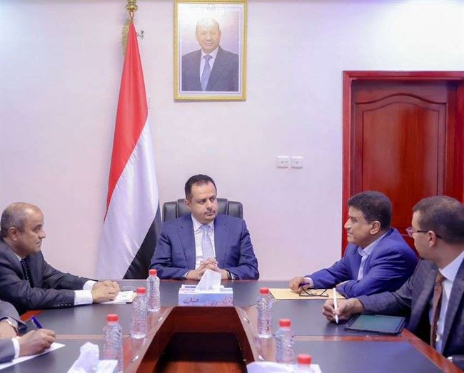 صحفي يمني يكشف عن تورط رئيس الحكومة بصفقات فساد مدوية