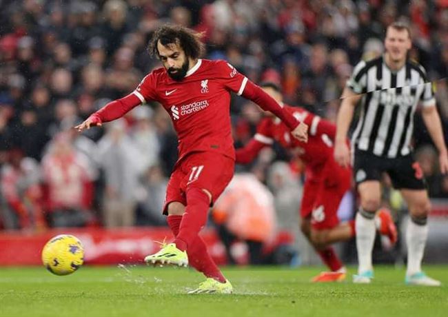 محمد صلاح يكشف سر تغيير الحذاء في مباراة نيوكاسل التاريخية