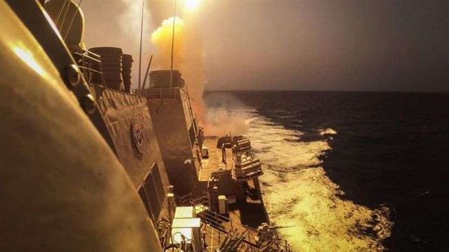 3 انفجارات قرب سفينة حاويات بالبحر الأحمر.. صورايخ باليسيتية أطلقهم الحوثي