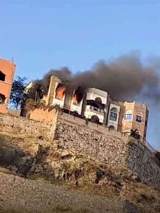 الإخوان يشعلون النيران بمنزل الشوافي للتغطية على نهبه وابتزاز الشيخ لسنوات