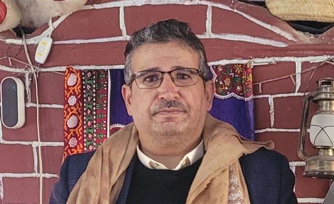اطقم حوثية تجلب كمية من الخمور إلى منزل قاضي في صنعاء