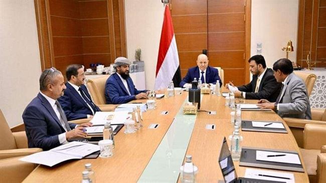 الرئاسي يحمل الحوثي مسؤلية العواقب الدولية ويطمئن الموظفين بدفع رواتبهم