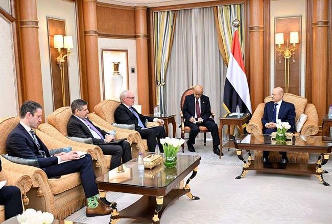 العليمي يستعرض مساعي السلام مع المبعوث الأميركي لليمن