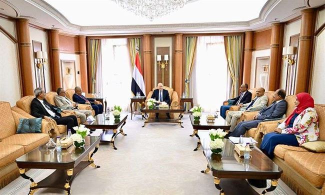 رئيس مجلس القيادة يستقبل رئيس واعضاء لجنة المصالحة والسلم الاجتماعي في تعز